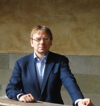 Zdjęcie przedstawia Profesora Marka Smolaka. Jest to portret przedstawiający półpostać w pozycji frontalnej.