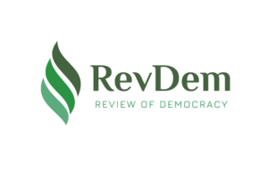 Logo Review of democracy (na białym tle trójelementowy zielony liść oraz napis RevDev oraz rozwinięcie skrótu: Review of Democracy)