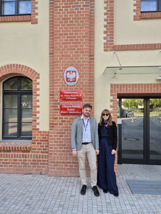 Zdjęcie dr. M Krotoszyńskiego i dr. K. Gmerek na tle Colegium Rubrum